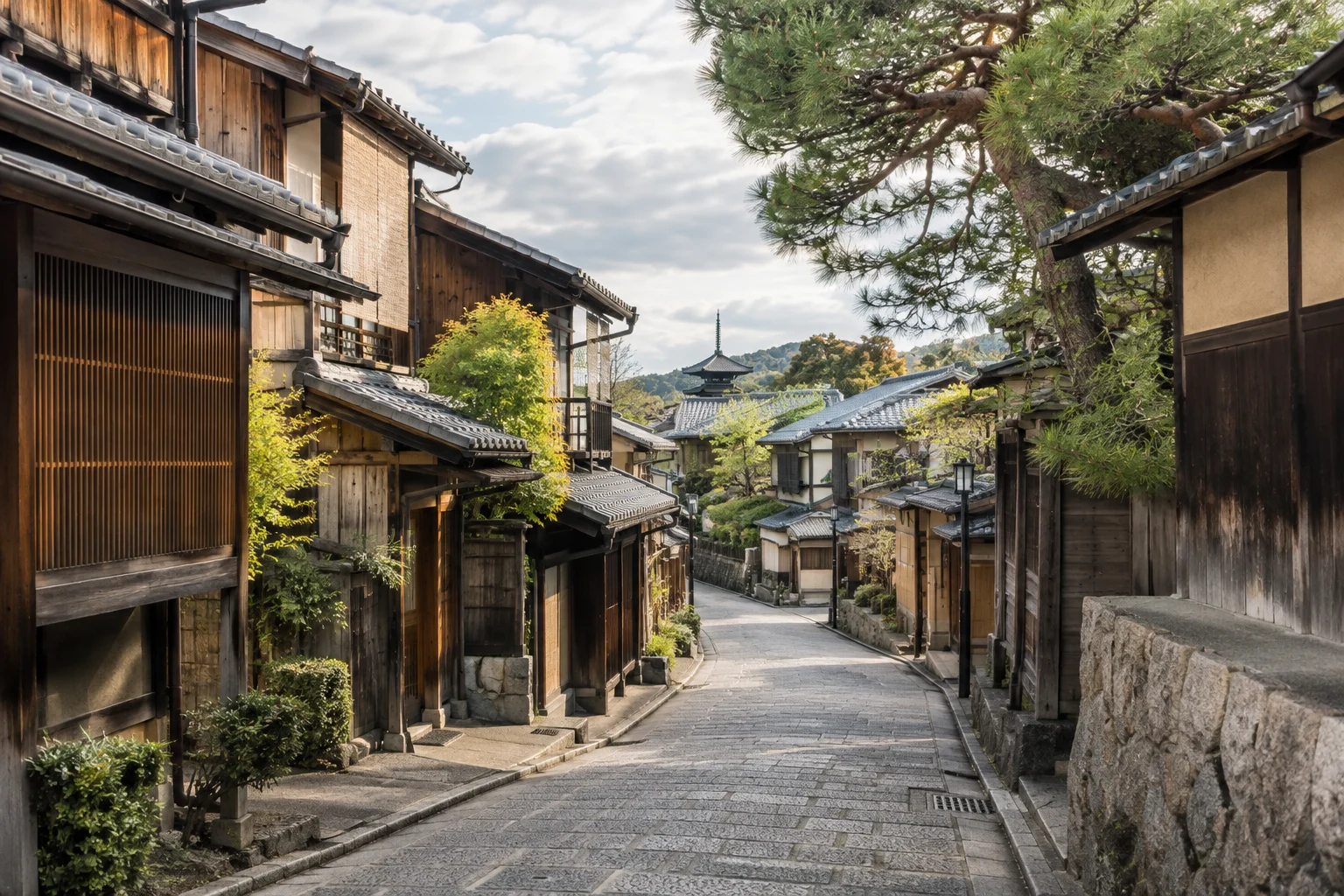 Kyoto’da ahşap cepheli yapıların sıralandığı sakin bir sokak.